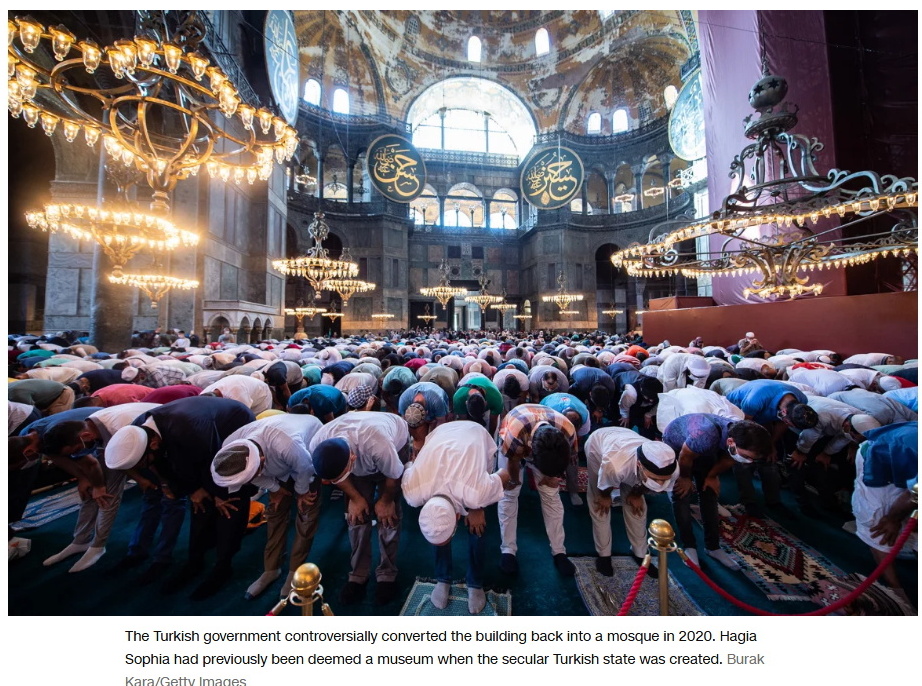 13_HagiaSophia mosque praying
